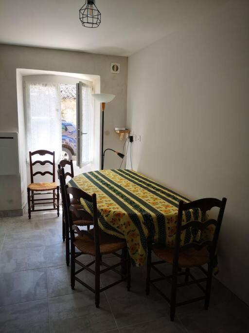 Maison De Ville Pres Du Port Bourg-sur-Gironde Bagian luar foto